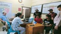 Dua Remaja di Banyuasin ditangkap usai membobol sebuah minimarket di Kecamatan Tungkal Ilir, Banyuasin. Uang hasil pembobolan digunakan untuk berkaraoke dan menyewa pekerja seks komersial (PSK).