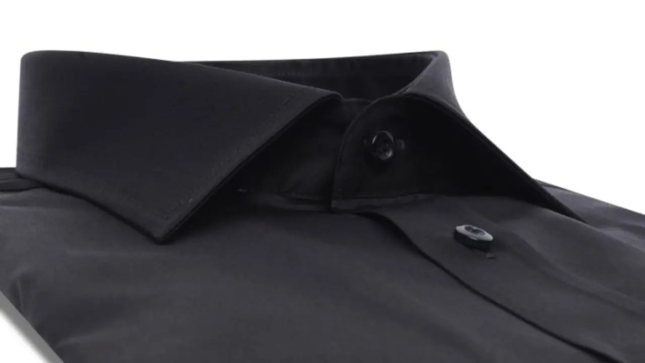 Balutan Kemeja Hitam dengan 4 Gaya Stylish