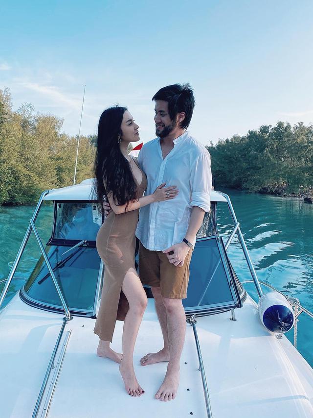 Momen Liburan Kevin Aprilio di Kepulauan Seribu, Tampil Macho dengan Brewok. (Sumber: Instagram/kevinaprilio)