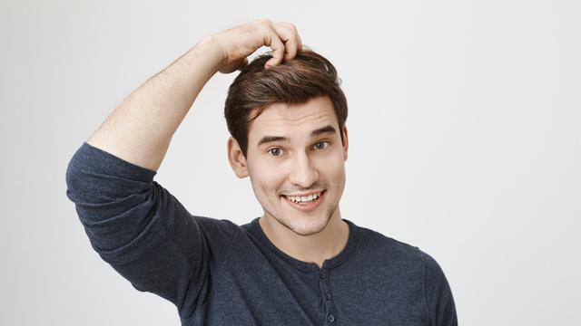 Ilustrasi pria menata rambut