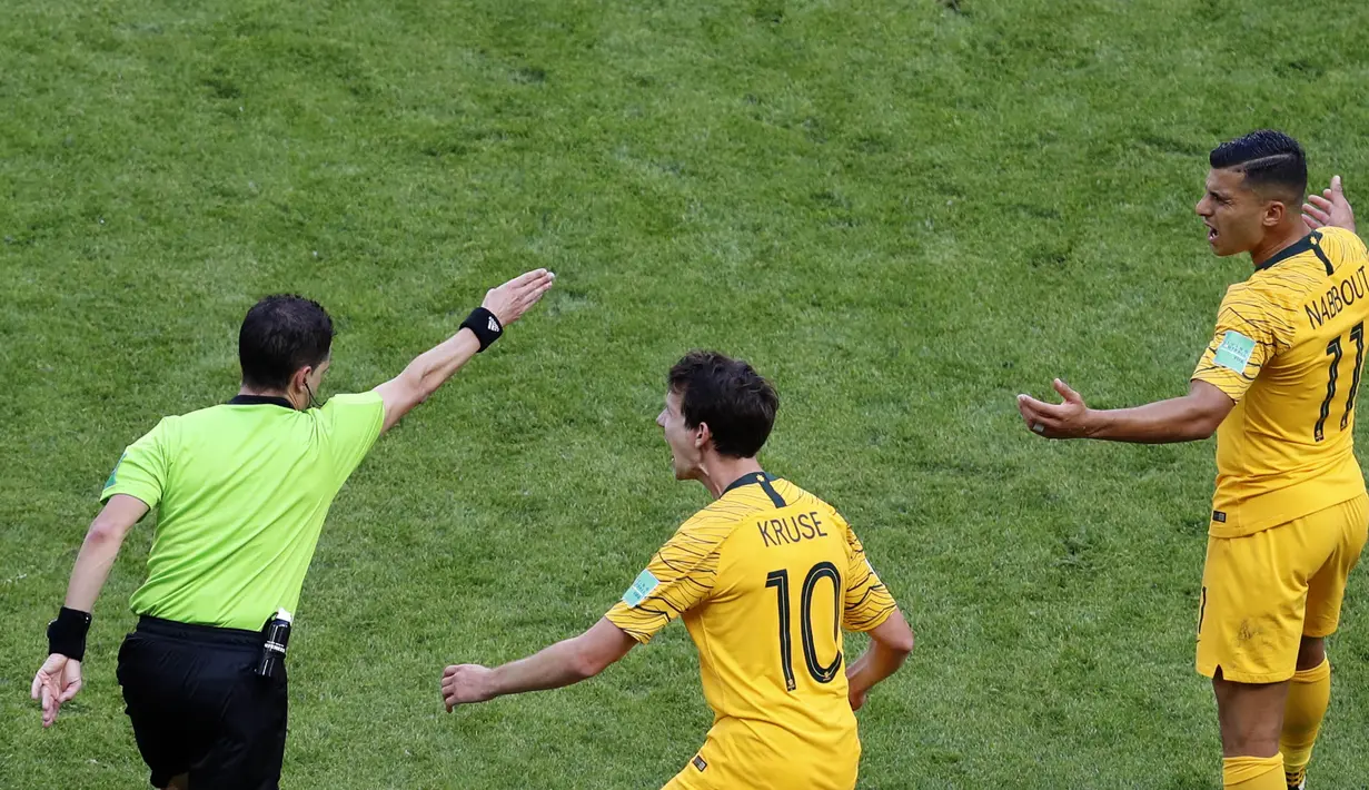 Pemain Australia, Robbie Kruse dan Andrew Nabbout melakukan protes kepada wasit saat melawan Prancis pada laga Piala Dunia di Kazan Arena, Sabtu (16/6/2018). Prancis menang 2-1 atas Australia. (AP/Hassan Ammar)