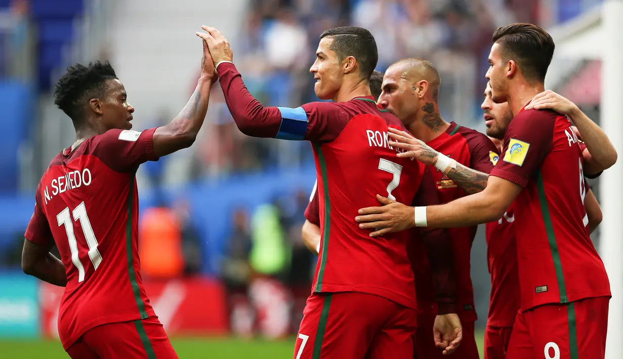 Striker Portugal, Cristiano Ronaldo, melakukan selebrasi usai mencetak gol ke gawang Selandia Baru pada laga Grup A Piala Konfederasi 2017 di Stadion Krestovskyi, Saint Petersburg, Sabtu (24/6/2017). Portugal menang 4-0. (EPA/Mario Cruz)