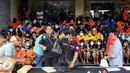 Petugas Ditresnarkoba Polda Metro Jaya saat akan merilis barang bukti narkoba dan senjata di Polda Metro Jaya, Jakarta, (2/2). Jajaran kepolisian mengamankan 135 orang tersangka, Di antaranya terdapat 5 orang WNA. (Liputan6.com/Helmi Afandi)