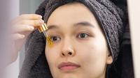 Ilustrasi pengaplikasian serum. (Sumber foto: Pexels.com)