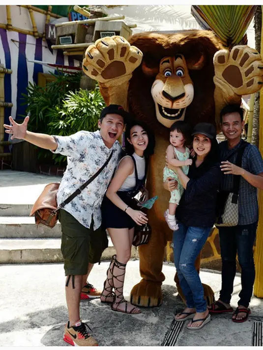 "Liburan sama anak kecil gak liburan banget ya, rempong lah pasti kan, maunya lari-larian ke mana-mana, jagainnya juga ikut harus waspada gitu. Apalagi kemaren sempet demam," terang Gisel. (Instagram/gadiiing)