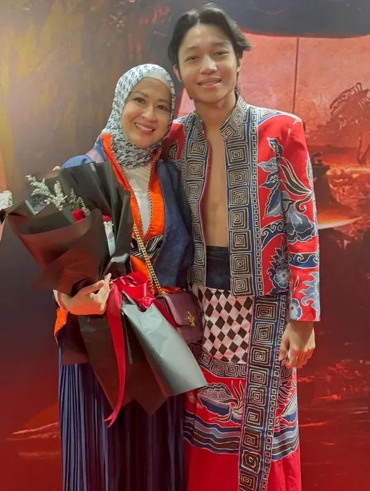 Dalam unggahan, Okie juga mengungkapkan rasa bangga dan ucapan selamat kepada sang putra. Tak hanya itu, wanita yang kini sedang berjuang menghadapi perceraiannya dengan Gunawan Dwi Cahyo itu memuji akting Kiesha yang keren. Ia pun berdoa akan kesuksesan putra dan film yang dibintanginya. (Liputan6.com/IG/@okieagustina_)