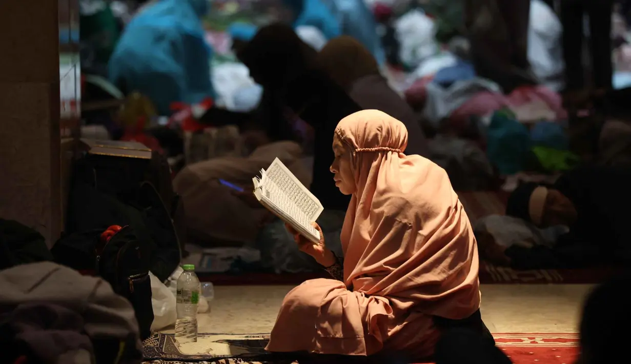 Itikaf merupakan salah satu amalan yang sangat dianjurkan karena memiliki keutamaan luar biasa. Tampak dalam foto, umat Muslim dari berbagai wilayah Jakarta dan sekitarnya saat melakukan Itikaf pada malam ke-21 Ramadan di Mesjid Istiqlal, Jakarta, Selasa (10/3/2026). (Kapanlagi.com/Budy Santoso)