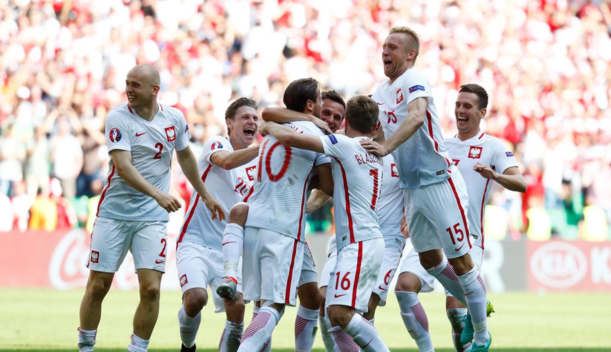 Polandia melaju ke perempat final Piala Eropa 2016 setelah mengalahkan Swiss lewat adu penalti 5-4 setelah sebelumnya imbang 1-1 di waktu normal dan perpanjangan waktu. (Reuters/Kai Pfaffenbach)