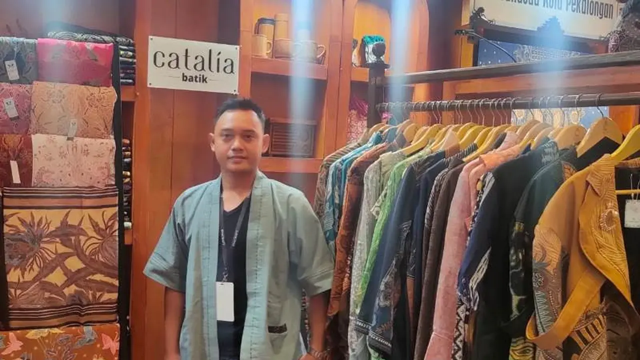Adriansyah Pemilik Catalia Batik Pekalongan di Inacraft 2025. (Liputan6.com/Henry)