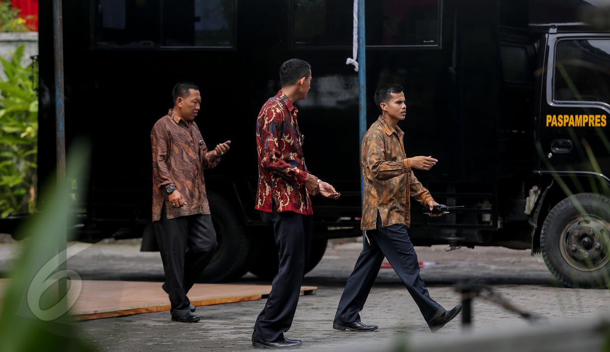 Anggota Paspampres berpakaian batik melakukan penyisiran di sekitar Gedung Graha Saba Buana, Solo, Selasa (9/6/2015). Gedung tersebut akan digunakan sebagai tempat resepsi  pernikahan Gibran dan Selvi pada 11 Juni 2015. (Liputan6.com/Faizal Fanani)