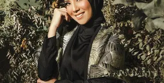 Tya Ariestya pancarkan pesona memukau dalam photoshoot pertamanya setelah mantap berhijab. (Instagram/tyaariestya).