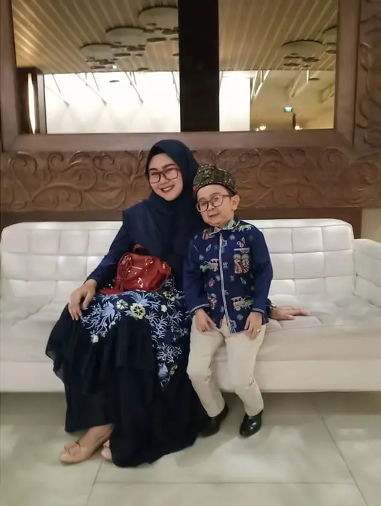 <p>Daus Mini dan istri Shelvia Hana Wijaya [foto: Instagram/dausminiasli]</p>