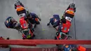 Mekanik Repsol Honda Team mempersiapkan motor MotoGP milik Joan Mir sebelum sesi latihan bebas balapan MotoGP 2024 di Sirkuit Internasional Pertamina Mandalika, Lombok, Nusa Tenggara Barat, Jumat 27 September 2024. (BAY ISMOYO/AFP)
