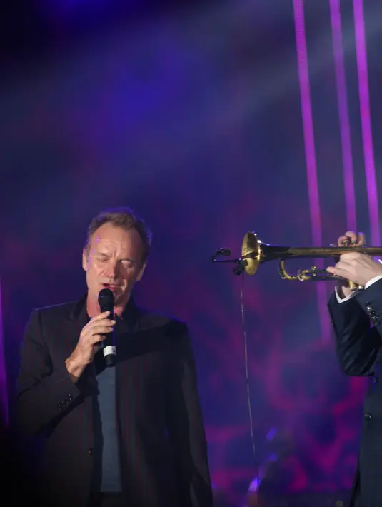Penampilan duet maut yang disuguhi oleh Sting dan Chriss botti berhasil membuat para penonton sangat menikmati suasana merdu di konser Java Jazz Festival. (Andy Masela/Bintang.com)