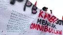 Buruh yang tergabung dalam Gerakan Buruh Bersama Rakyat (Gebrak) berdemonstrasi di depan Gedung DPR, Jakarta, Senin (13/1/2020). Massa menyuarakan penolakan mereka terhadap Omnibus Law Rancangan Undang-Undang Cipta Lapangan Kerja. (Liputan6.con/Johan Tallo)