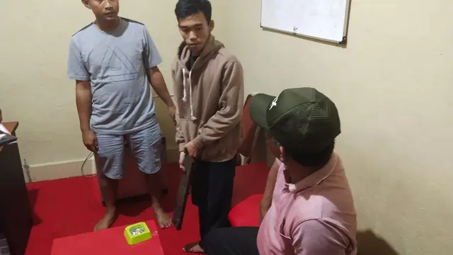 Restu (tengah) pemuda yang bunuh kekasihnya karena sang kekasih meminta dinikahi (Abdul Rajab Umar/Liputan6.com)