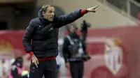 Pelatih PSG, Thomas Tuchel menginstruksikan pemainnya saat bertanding melawan AS Monaco pada pertandingan lanjutan Liga Prancis di Stadion Louis II, Monaco (15/1/2020). PSG menang telak atas Monaco 4-1. (AP Photo/Daniel Cole)