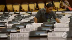 Seorang petugas tengah membersihkan kursi anggota MPR saat akan diadakan geladi kotor pelantikan Presiden, Jakarta, Jumat (17/10/2014) (Liputan6.com/Andrian M Tunay) 