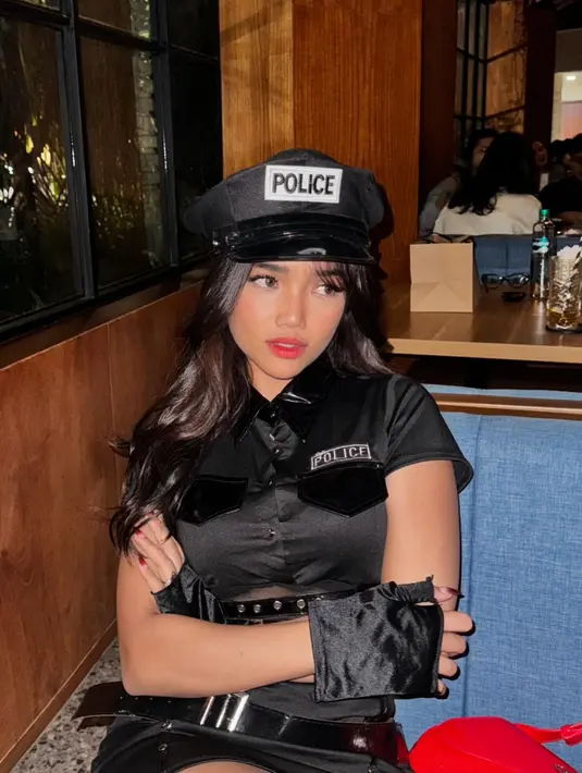 Di penampilan keduanya, Fuji berubah total menjadi polwan.  [@fuji_an].