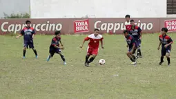 Pemain STIMED Nusa Palapa berusaha melewati pemain Poltek Atim pada laga Torabika Campus Cup 2017 di Stadion UNM, Makassar, Selasa, (17/10/2017). STIMED Nusa Palapa menang 7-1 atas Poltek Atim. (Bola.com/M Iqbal Ichsan)