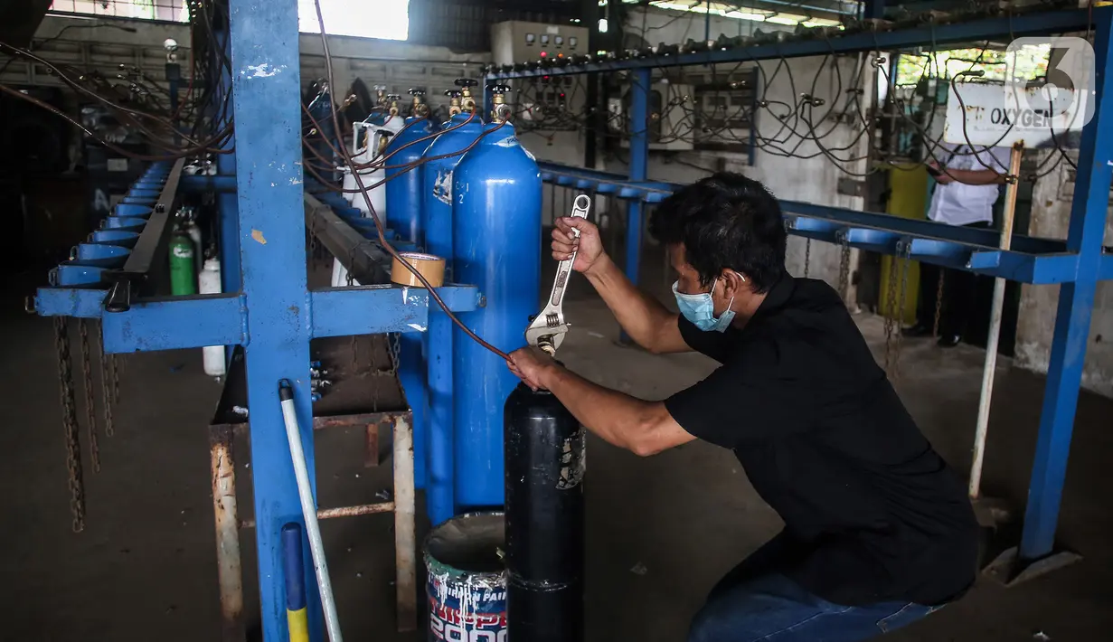 Petugas mengisi dan memeriksa tabung oksigen di PT Samator Gas Industri, Pulo Gadung, Jakarta, Jumat (6/8/2021). Kementerian Kesehatan dan Satgas Covid-19 DPR dalam sidaknya menghimbau produksi oksigen untuk industri dikurangi dan dialihkan untuk kebutuhan pasien Covid-19. (Liputan6com/JohanTallo)