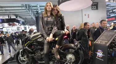 Model berpose diatas motor Agusta Dragster 800 RR di pameran Milano Moto Show di Milan, Italia (8/11). Milano Moto Show ini dikenal juga EICMA (l'Esposizione Internationale del Ciclo e Motociclo). (AFP Photo/Miguel Medina)