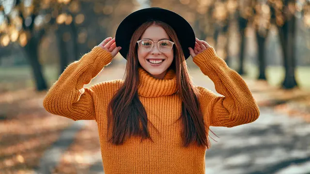 baju orange tersenyum cantik santai selfie