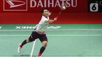 Pebulu tangkis tunggal putra Indonesia Jonatan Christie mengembalikan kok ke arah wakil Irlandia Nhat Nguyen pada babak 32 besar Indonesia Masters 2023 di Istora Senayan, Jakarta, Rabu (25/1/2023). Jonatan Christie selaku unggulan keempat dan ganda putra nomor tiga dunia tampak terlambat panas. (Liputan6.com/Herman Zakharia)