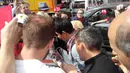 Fans asing berebut tanda tangan Rio Haryanto saat tiba di Sirkuit Monako, Rabu (25/5/2016). (Rio Haryanto Media)