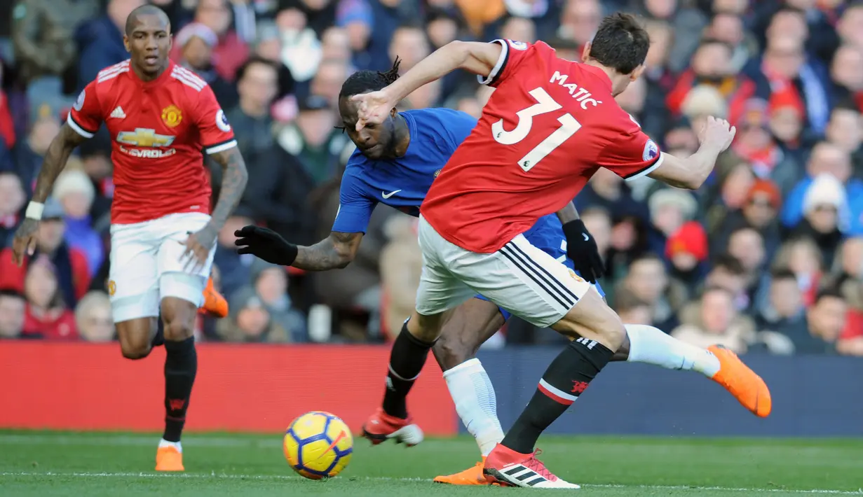 Pemain Manchester United, Nemanja Matic berebut bola dengan pemain Chelsea, Victor Moses pada laga pekan ke-28 Premier League, di Old Trafford, Minggu (25/2). Bermain di hadapan pendukung sendiri, Manchester United menundukan Chelsea 2-1. (AP/Rui Vieira)