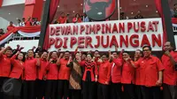 Megawati Soekarnoputri berpose bersama pengurus DPP PDIP usai meresmikan gedung baru DPP PDIP di Jalan Diponegoro, Jakarta Pusat, Senin (1/6/2015). Gedung baru DPP PDIP itu senilai Rp.42,6 miliar. (Liputan6.com/Herman Zakharia)