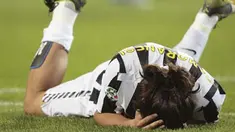 Gelandang Juventus, Mauro German Camoranesi tergeletak seusai disikut bek Napoli, Matteo Contini dalam lanjutan Serie A yang digelar di Olympic Stadium, 31 Oktober 2009. Juve kalah 2-3. AFP PHOTO/EMILIO ANDREOLI 