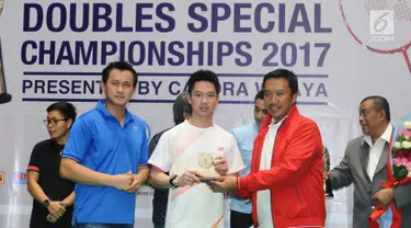 Kevin Sanjaya (tengah) menerima penghargaan atlet berprestasi versi CWIBC di Candra Wijaya Internasional Badminton Centre, Tangerang, Banten, Selasa (19/12). Acara itu membuka Kejuaraan Bulutangkis Nomor Ganda 2017. (Liputan6.com/Helmi Fithriansyah)