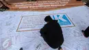 Peserta menandatangani spanduk “Deklarasi Hidup Tanpa Hoax dan Fitnah di kawasan Bundaran HI, Jakarta, Minggu (29/1). Aksi itu untuk meningkatkan kewaspadaan terhadap berita hoax dan fitnah terutama menjelang Pilkada Serentak. (Liputan6.com/Faizal Fanani)