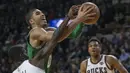 Pemain Boston Celtics, Jayson Tatum mencoba lewati adangan pemain Milwaukee Bucks, Tony Snell pada laga NBA di basketball game di Milwaukee, (26/10/2017). Boston menang 96-89. (AP/Tom Lynn)