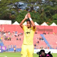 Rumah tangga pesepakbola Gunawan Dwi Cahyo dan Okie Agustina sedang di ujung tanduk.  Ya, Okie melayangkan gugatan cerai terhadap Gunawan setelah beredar foto jalan dengan wanita lain. [Instagram/gunawandwicahyo13]