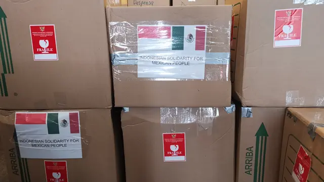 KBRI Mexico City salurkan bantuan dalam bentuk bahan pangan dan minuman yang diserahkan kepada Kementerian Luar Negeri Meksiko (Kemlu.go.id)
