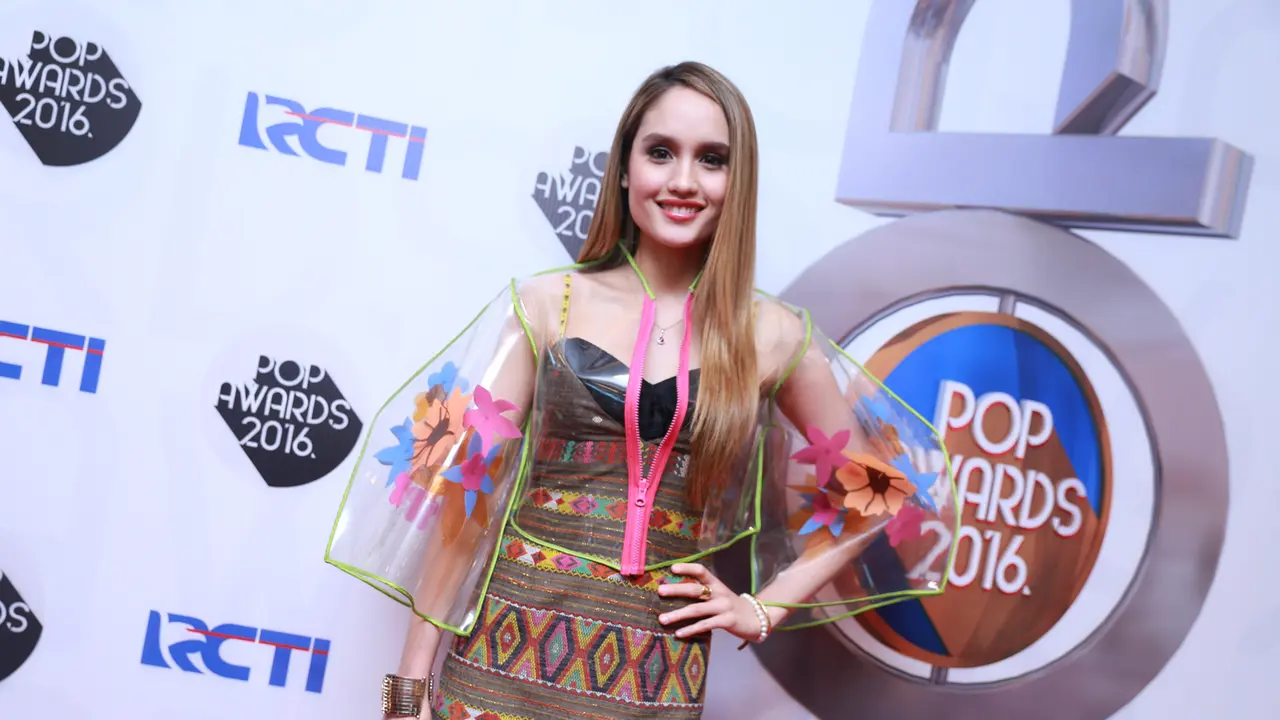 [Bintang] Cinta Laura