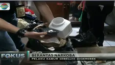 Polisi menemukan satu karung bubuk kimia dan puluhan botol cairan kimia serta ratusan alat penyuling untuk memproduksi narkoba.