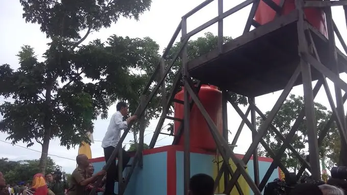 [Bintang] Blusukan ke Balikpapan, Jokowi Jokowi Naik Tower Air