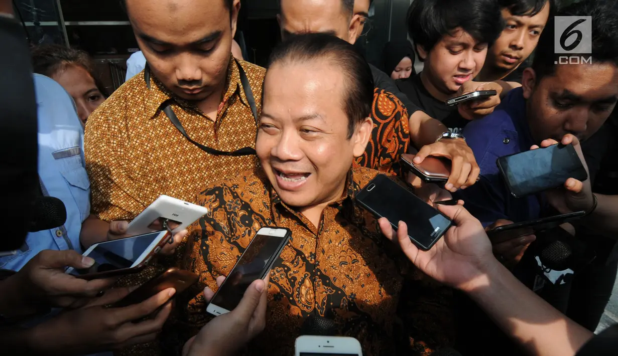 Wakil Ketua DPR Bidang Keuangan Taufik Kurniawan menjawab pertanyaan wartawan usai menjalani periksaan di Gedung KPK, Jakarta, Rabu (5/9). Taufik diperiksa untuk penyidikan proses pembahasan anggaran di DPR. (Merdegka.com/Dwi Narwoko)