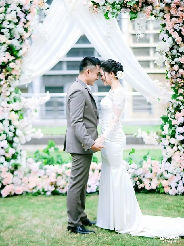 Beri Cincin, Ini 6 Pemotretan Terbaru Lutfi Agizal dan Kekasih Bak Prewedding