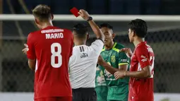 Bek Persebaya Surabaya, Rizky Ridho (kedua dari kanan) menerima kartu merah dari wasit Agus Fauzan saat menghadapi Persik Kediri dalam laga Grup C Piala Menpora 2021 di Stadion Si Jalak Harupat, Bandung, Selasa (23/3/2021). Persebaya menang 2-1 atas Persik. (Bola.com/M Iqbal Ichsan)