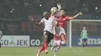 Duel pemain Persipura, Boaz Solossa dan pemain Persija Jakarta, Vava Mario Yagalo pada lanjutan Liga 1 2017 di Stadion Patriot, Bekasi, Sabtu (08/7/2017). Persija bermain imbang 1-1.  (Bola.com/Nicklas Hanoatubun)