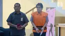 Mantan Kepala DPKAD Kota Bandung Herry Nurhayat (kanan) usai menjalani pemeriksaan penyidik di Gedung KPK, Jakarta, Senin (27/1/2020). KPK resmi menahan Herry Nurhayat terkait dugaan korupsi  pengadaan tanah untuk RTH di lingkungan Pemerintah Kota Bandung Tahun 2012-2013. (merdeka.com/Dwi Narwoko)