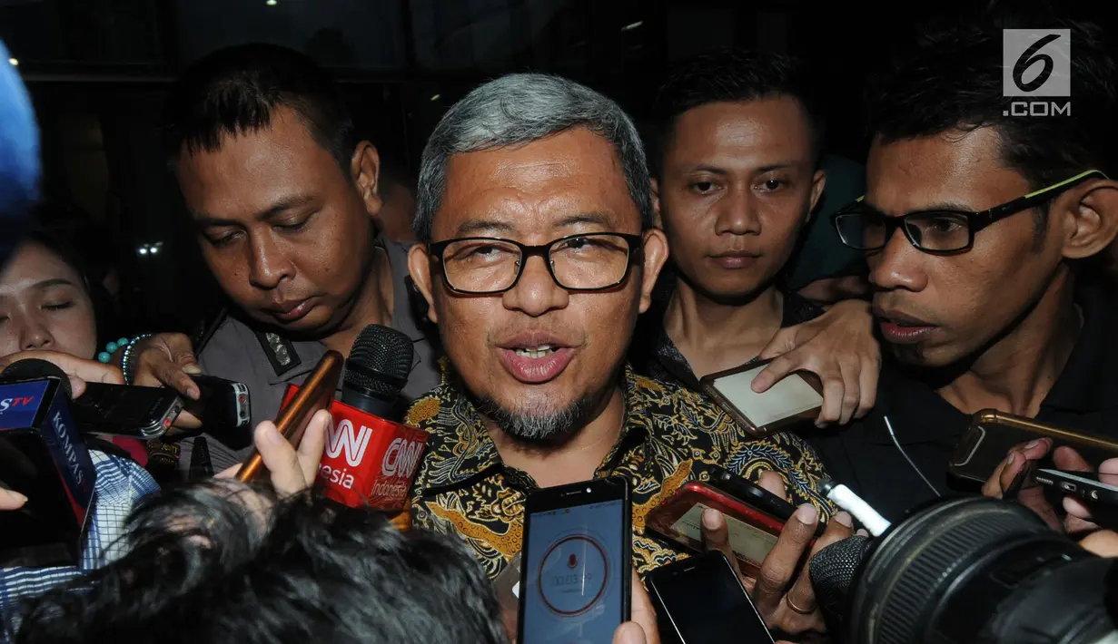 Mantan Gubernur Jawa Barat Ahmad Heryawan alias Aher menjawab pertanyaan wartawan usai diperiksa penyidik KPK, Jakarta, Rabu (9/1). Aher diperiksa sebagai saksi terkait kasus pemberian izin proyek Meikarta di Kabupaten Bekasi. (Merdeka.com/Dwi Narwoko)