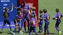 Pemain baru FC Barcelona, Ousmane Dembele memberikan salam kepada anak-anak saat perkenalan di Camp Nou stadium, Barcelona, (27/8/2017). Barcelona menebus Ousmane Dembele sebesar Rp. 2,3 triliun dari Dortmund. (AP/Manu Fernandez)