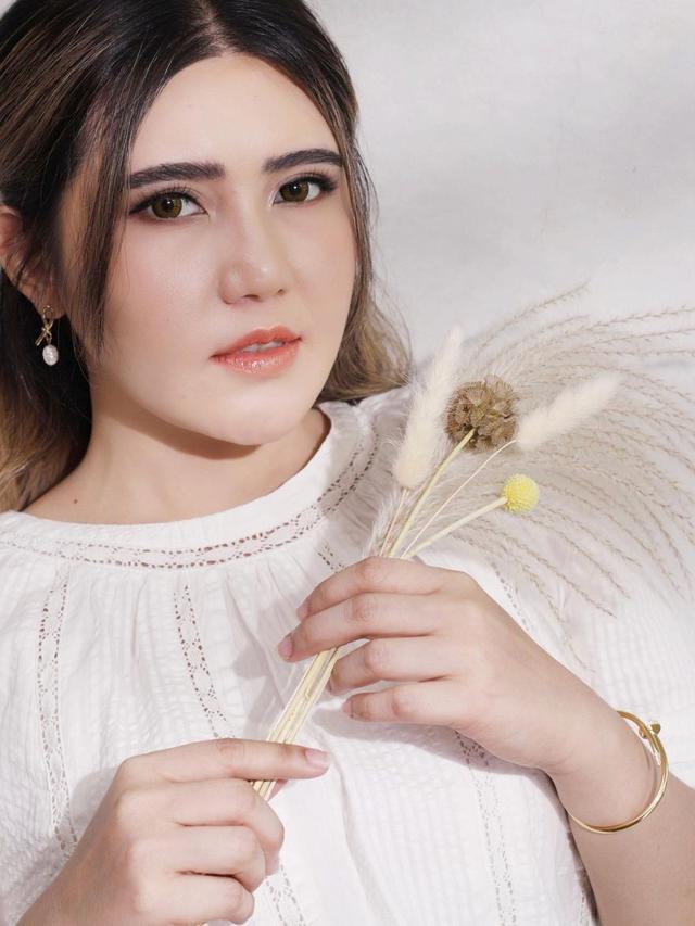 Tampil Menawan, Ini 7 Pemotretan Via Vallen Dalam Busana Serba Putih