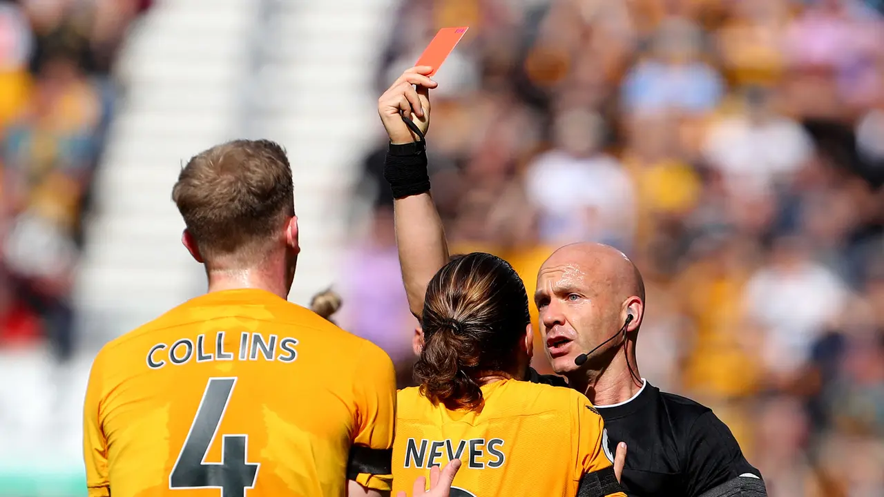 Foto: Daftar 4 Pemain Korban Kartu Merah Wasit Anthony Taylor di Liga Inggris Musim 2022 / 2023