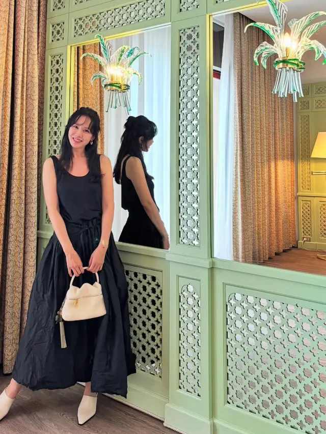 Gaya serba hitam Son Ye Jin selama di Italy. [@yejinhand]